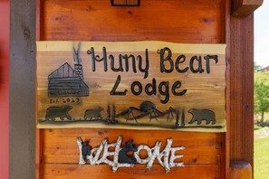 Huny Bear Lodge sign