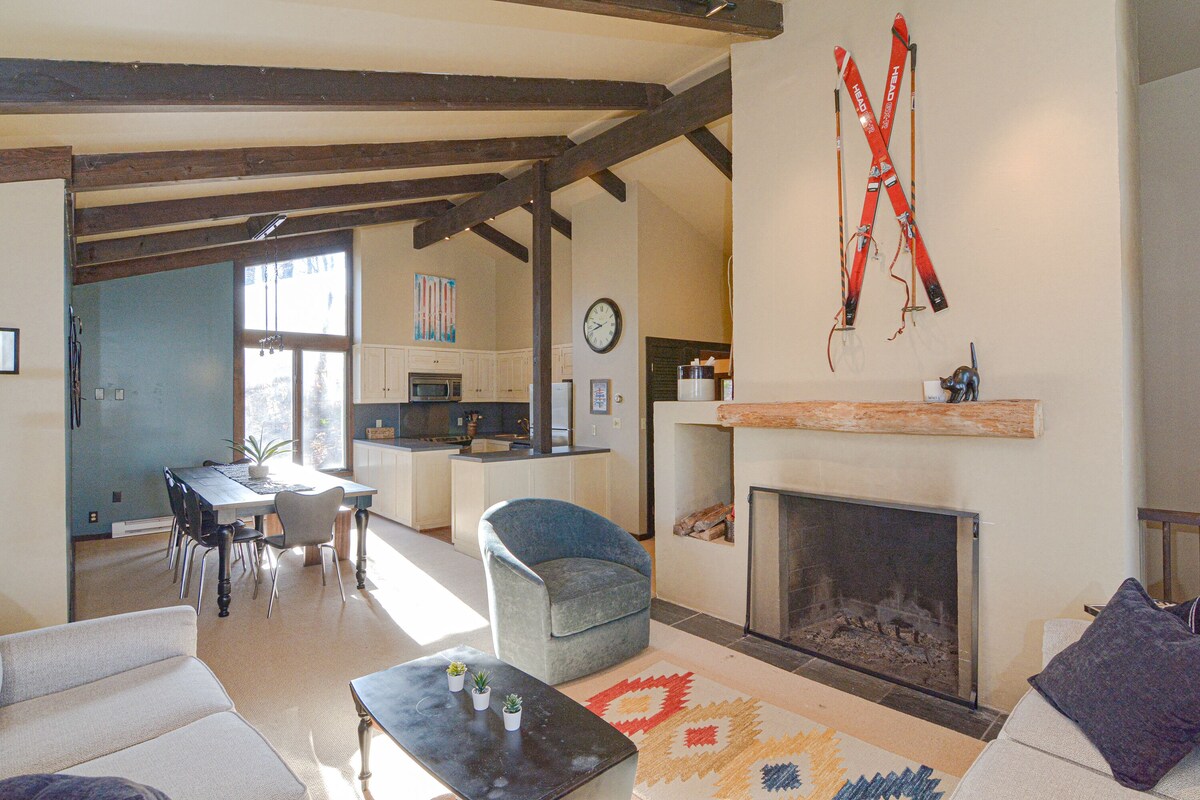 BOGO Sale, Golf, Hiking, pool table, pac man, 4bedrooms with private baths.