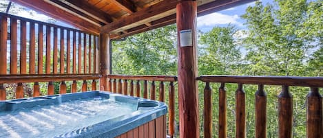 Honey Bear Cabin's bubbling hot tub