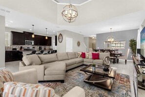 4762 Kings Castle Cir (2).jpg