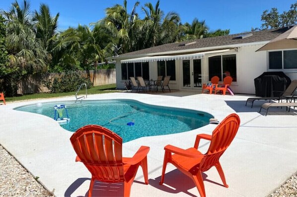 Enjoy the best that Florida has to offer in this Lake Front home w/Pool.