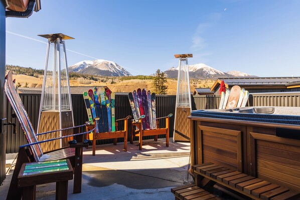 [Rooftop Patio] Hot tub, mountain views, 2 heat lamps, heated floor