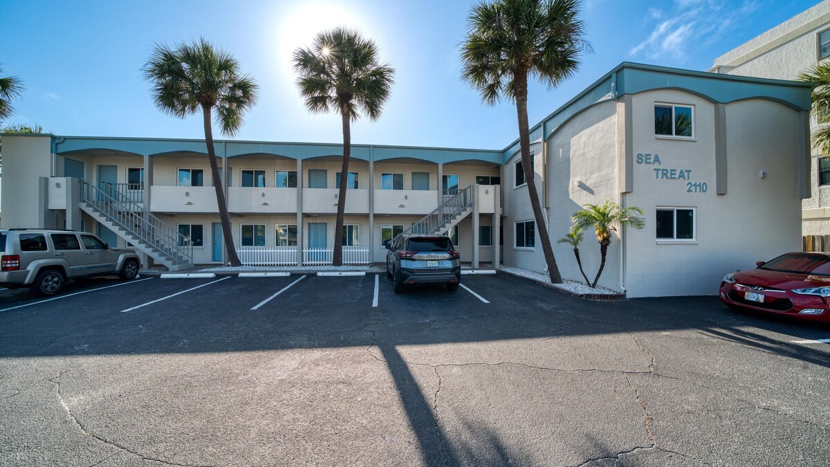 Condo – 100 Steps to Sand at Indian Rocks Beach, FL
