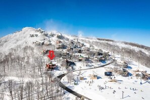 This home is located 200ft from the ski lift on Beech Mtn Ski Resort