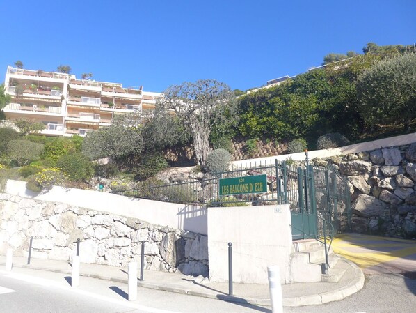 Property, Sky, Wall, Architecture, Mountain, Building, House, Tourism, Tree, Vacation