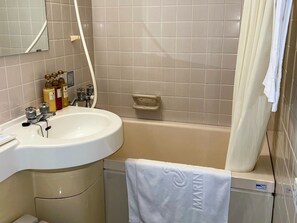 ・[Unit bath example] Shampoo, conditioner, and body soap are provided. compact and functional