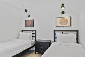Guest Bedroom w/ 2 Twin beds and high quality bed sheets