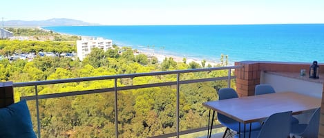 Vistas terraza de la costa Mediterránea, el Parque Natural del Prado y Cabo Irta