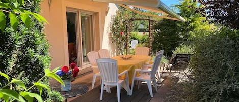 Terrasse ombragée avec store électrique