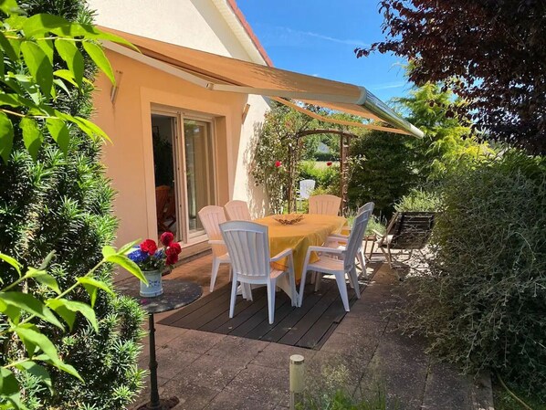 Terrasse ombragée avec store électrique