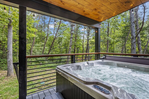 Luxe 634's bubbling hot tub
