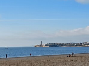 Plage avec vue sur le phare