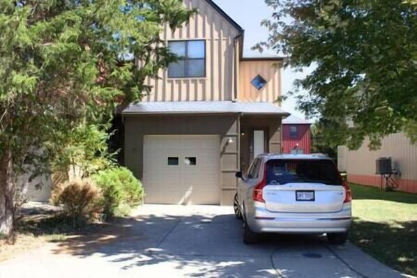 Sweet townhouse in town!