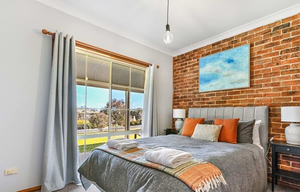 Highfields | Rural Entertainer with Valley Views