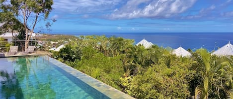 Piscine à débordement avec vue panoramique sur l'océan