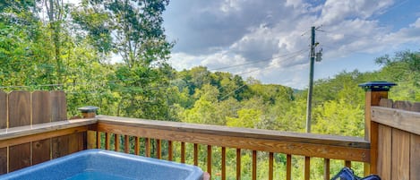 Sevierville Vacation Rental | Studio | 1BA | 250 Sq Ft | 1 Step to Access