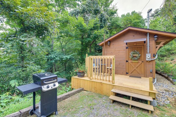 Sevierville Vacation Rental | Studio | 1BA | 200 Sq Ft | Access Only By Stairs