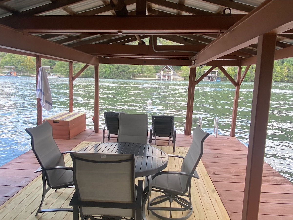 Lake Austin waterfront home in Westlake – Sleeps 6, Beautiful Remodel, 2 decks