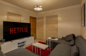 75" Netflix Tv Cinema Room w Bose Surround, PlayStation 5, XXL Sofa!