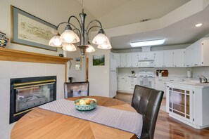 Dining Area | Dishware/Flatware Provided