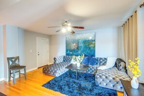 Living Room | Smart TV | Free WiFi | Central A/C & Heating