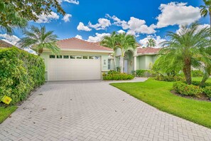 Olivia - 4 bed / 3 bath pool home in The Vineyards, Naples, FL