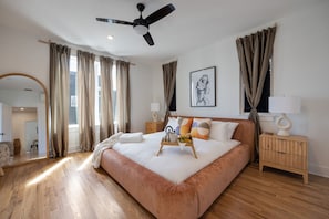 3rd Floor: Primary Bedroom featuring a King-size bed with a walk-in closet, Smart TV and an ensuite primary bathroom.