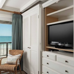 Primary Ocean Front Bedroom w/queen bed