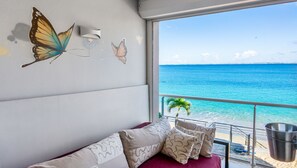 Balcony with sea view
