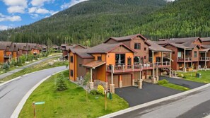 This lovely home is in a beautiful neighborhood only a 3-minute drive from River Run Gondola giving you quick access to River Run Village & the slopes of Keystone Ski Resort.