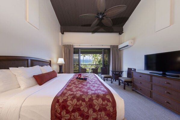 Unit with King size bed. Exact unit will be assigned upon arrival. Views, colors and decor may vary.