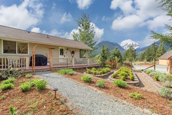 We are proud to present the Alpenhaus Make this quaint cottage your base for an unforgettable Packwood vacation.