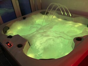Indoor spa tub