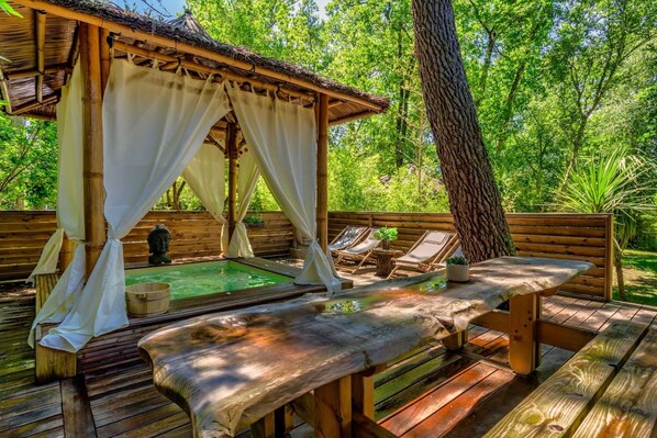 Outdoor spa tub