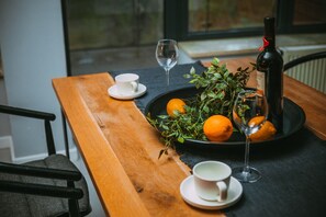A stylish table, wine glasses, and natural light. The perfect spot for a meal after a day by the sea.