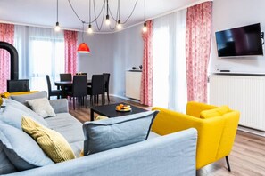 Modern lounge and dining space in a seaside apartment – perfect for holidays.