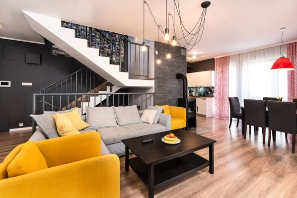Spacious living and dining area in a luxury seaside apartment – perfect for family relaxation.