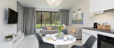 The dining area in the Ganso apartment