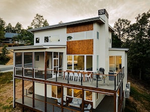 Bold modern design meets mountain charm in this stunning North Georgia retreat. Double decks, dining, and views included.