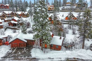 🏡🌲 Welcome to Encore Cottage, your ultimate mountain retreat nestled in the heart of Tamarack Resort! Experience the perfect blend of comfort and adventure in this stunning getaway! 🌄❤️