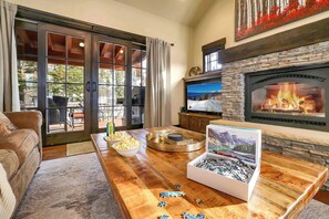 📚🎲 Family game night or movie marathon? With cozy spaces and entertainment options, Encore Cottage is perfect for creating unforgettable memories! 🥳❤️
