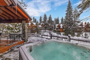 🔥🛁 After a day on the slopes, unwind in your private hot tub under the stars! Who knew après-ski could be this fabulous? 🌌💦