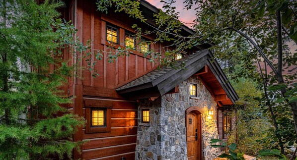 🏔️✨ Discover Encore Cottage in the heart of Tamarack Resort! Your cozy getaway is just steps away from breathtaking mountain views and endless adventure! 