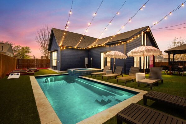 Welcome to paradise!  Look no further than the Gatsby, and imagine getting your friends and family together to lounge by the pool, play putt putt or soak in the hot tub. Your getaway awaits!
