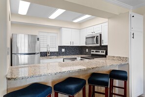 24-Huntington-by-the-Sea-106-Kitchen