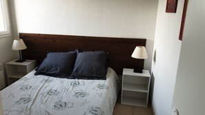 chambre avec lit deux places et rangements