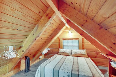 位于11英亩地处的舒适原木小屋：距离切罗基湖3英里！