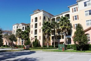 3-Bedroom-Orlando-Vacation-Home-World-Quest-Resort-Orlando-near-Orlando's-Theme-Parks