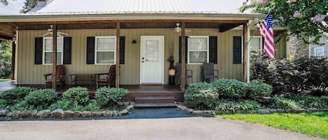 Gunter Lodge-Beautiful front porch with seating