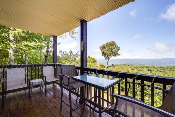 Beech Mountain Vacation Rental | 3BR | 3BA | 1,100 Sq Ft | Steps Required